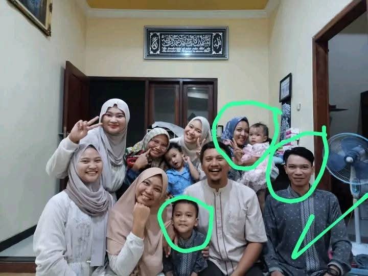 Foto Keluarga korban tragedi longsor di kawasang Cangar.