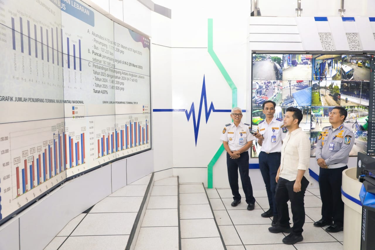Wagub Jatim Emil Elestianto Dardak memantau arus mudik libur lebaran di Kantor Dinas Perhubungan Provinsi Jatim.
