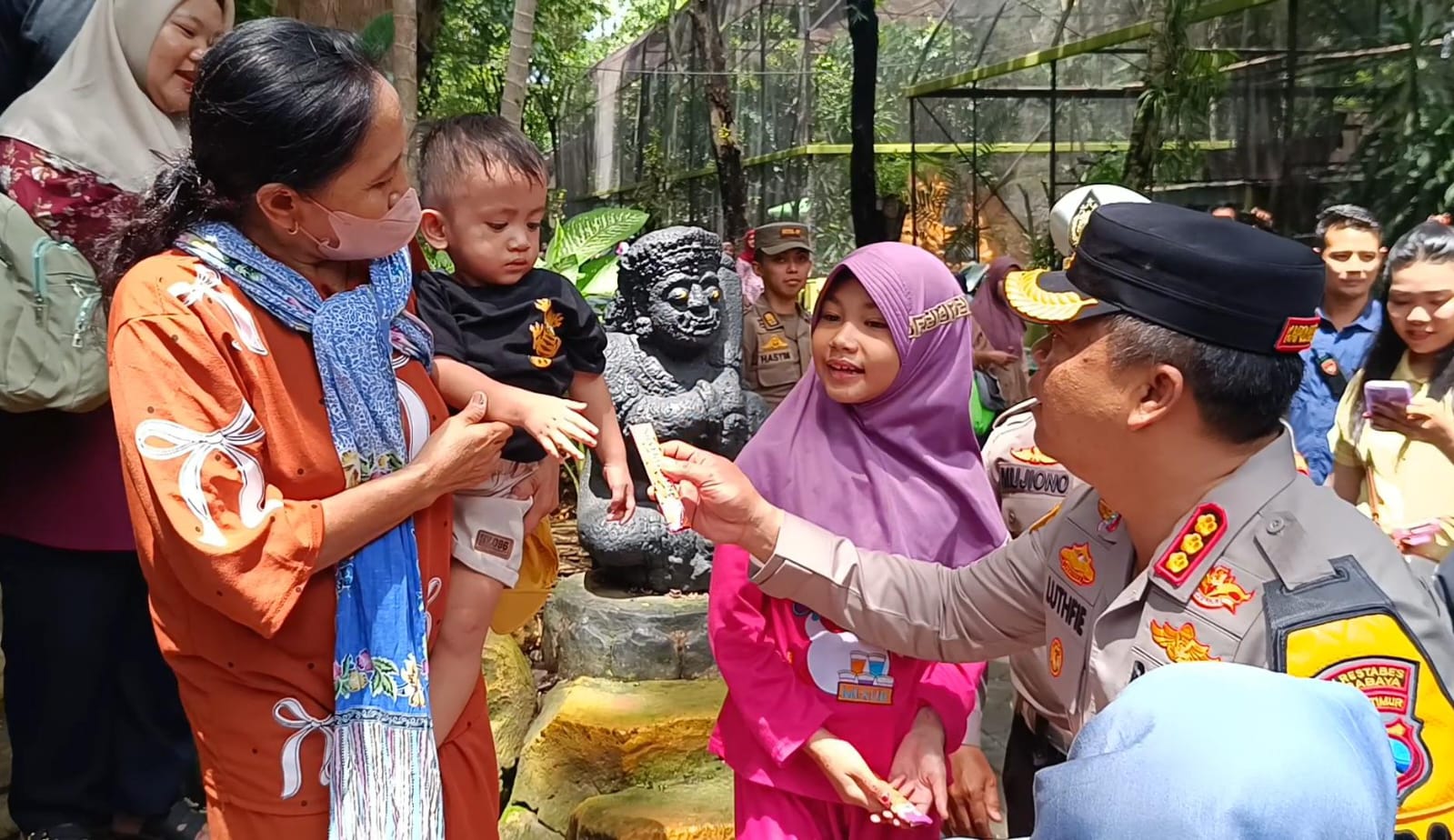 HUMANIS: Kapolrestabes Surabaya Kombes Pol Lutfhie saat melakukan patroli jalan kaki dan membagikan cokelat kepada anak-anak di Kebun Binatang Surabaya, Jumat (4/4).