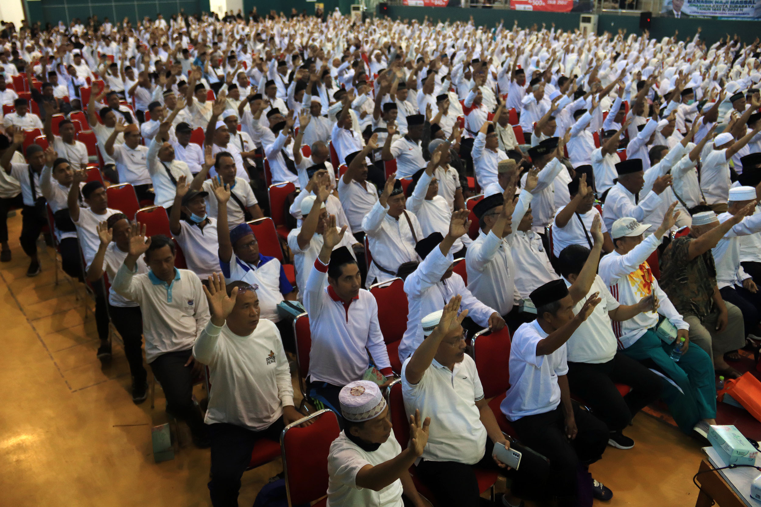 SEMANGAT: Jemaah haji asal Surabaya saat melakukan bimbingan atau manasik tingkat kota tahun lalu sebelum keberangkatan ke tanah suci.