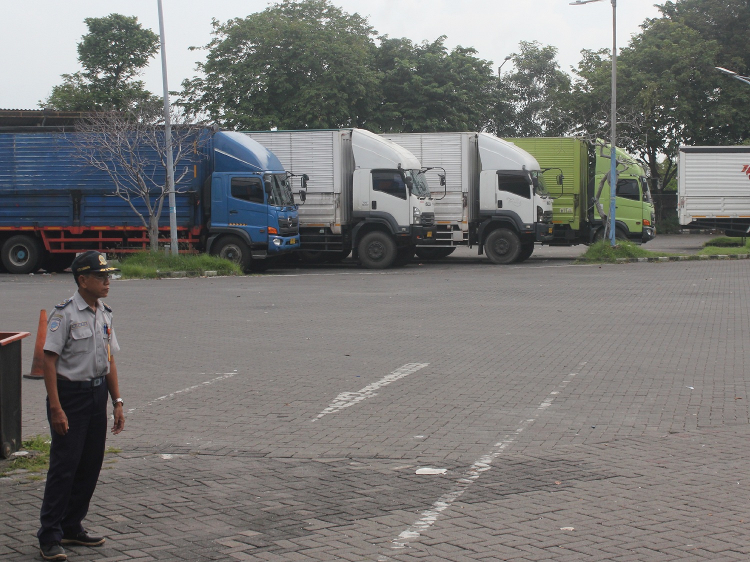 JADI LAHAN PARKIR: Truk ekspedisi yang diparkir di area Terminal Tambak Osowilangon.