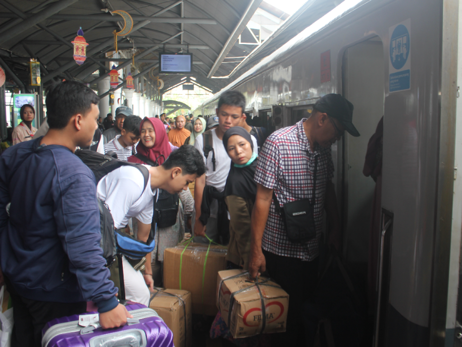 Total 679.755 penumpang menggunakan kereta api di Daop 8. Jumlah ini terdiri dari 352.043 penumpang yang berangkat dan 327.712 penumpang yang turun.