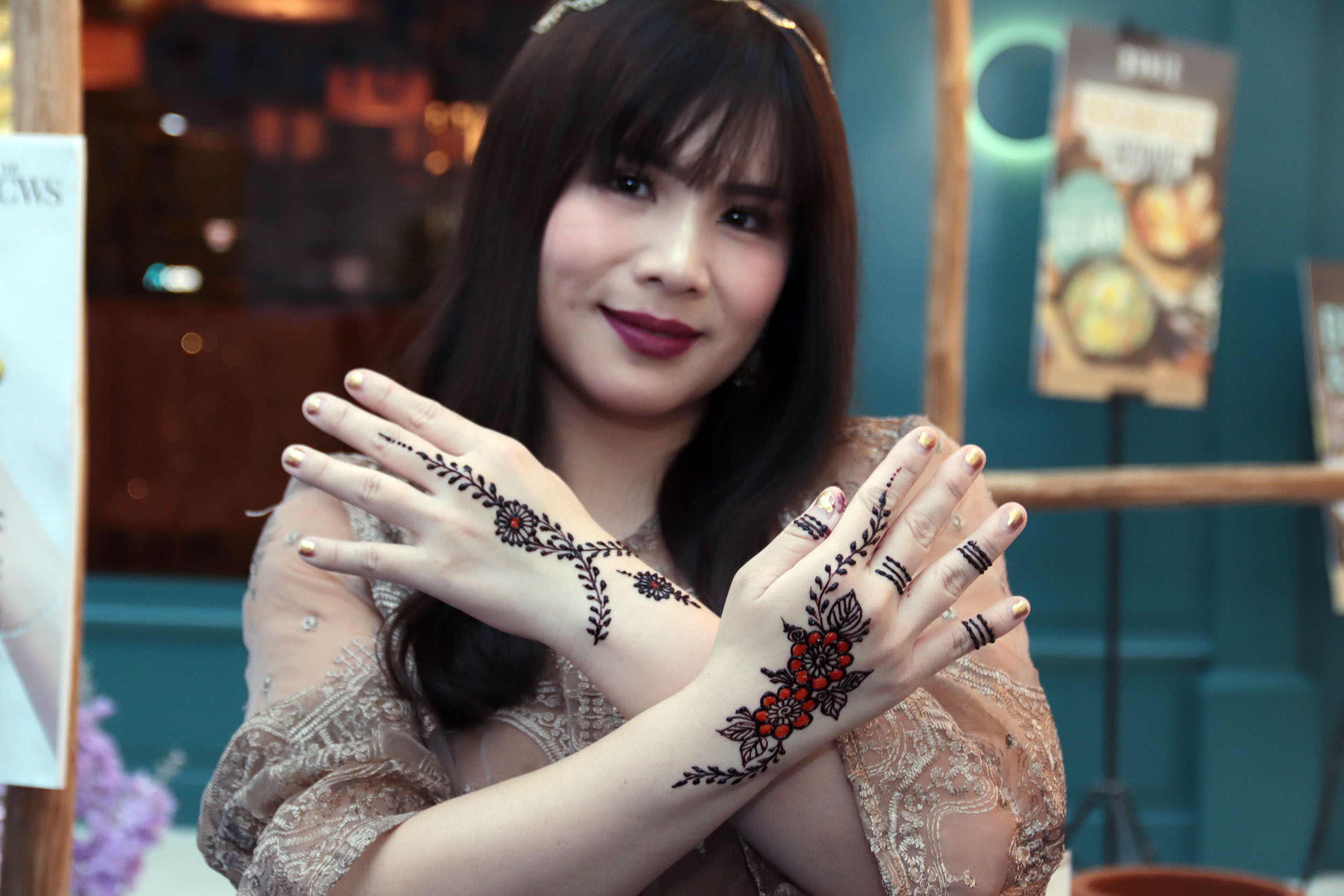 INDAH: Pelanggan menunjukkan hasil henna pada tangannya, di Ciputra World Surabaya.