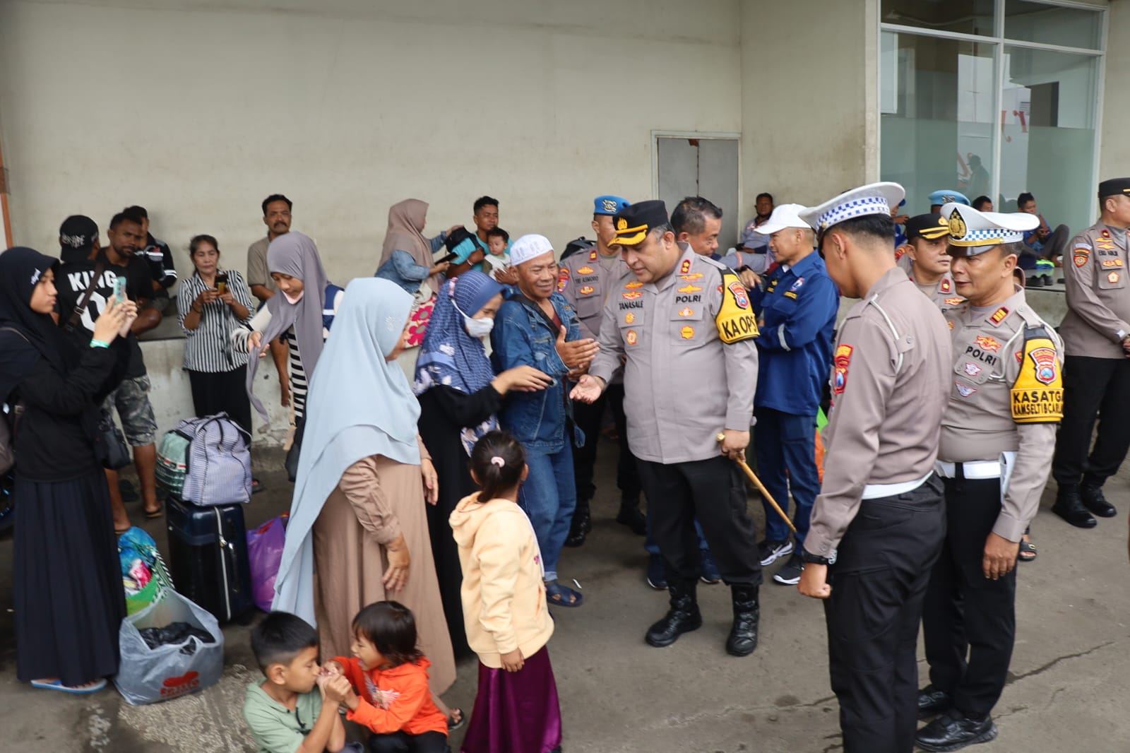 Kapolres Pelabuhan Tanjung Perak William Cornelis Tanasale menyapa warga yang hendak balik ke kampung halaman mereka. (IST)