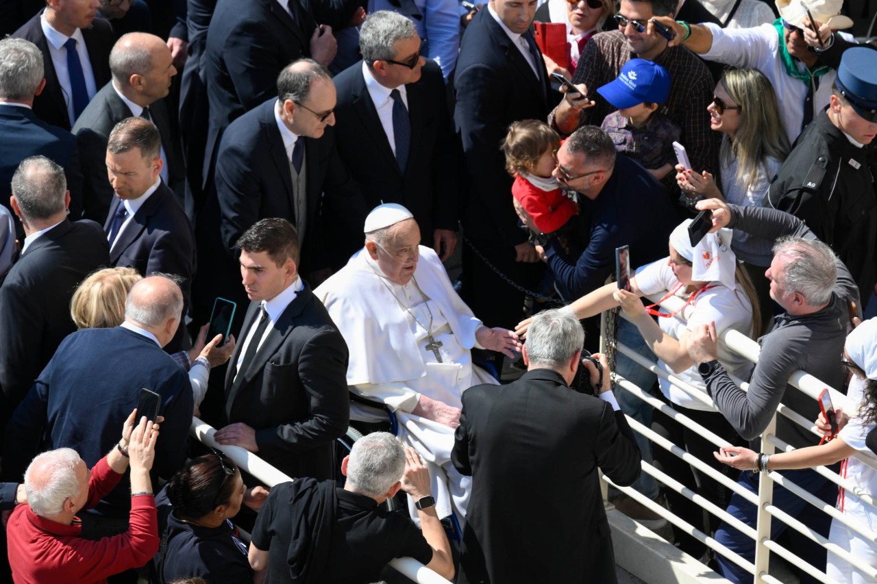 Paus Fransiskus tampil perdana di depan ribuan umat Katolik di Lapangan Santo Petrus, Kota Vatikan, Minggu 6 April 2025. (VATICAN NEWS)