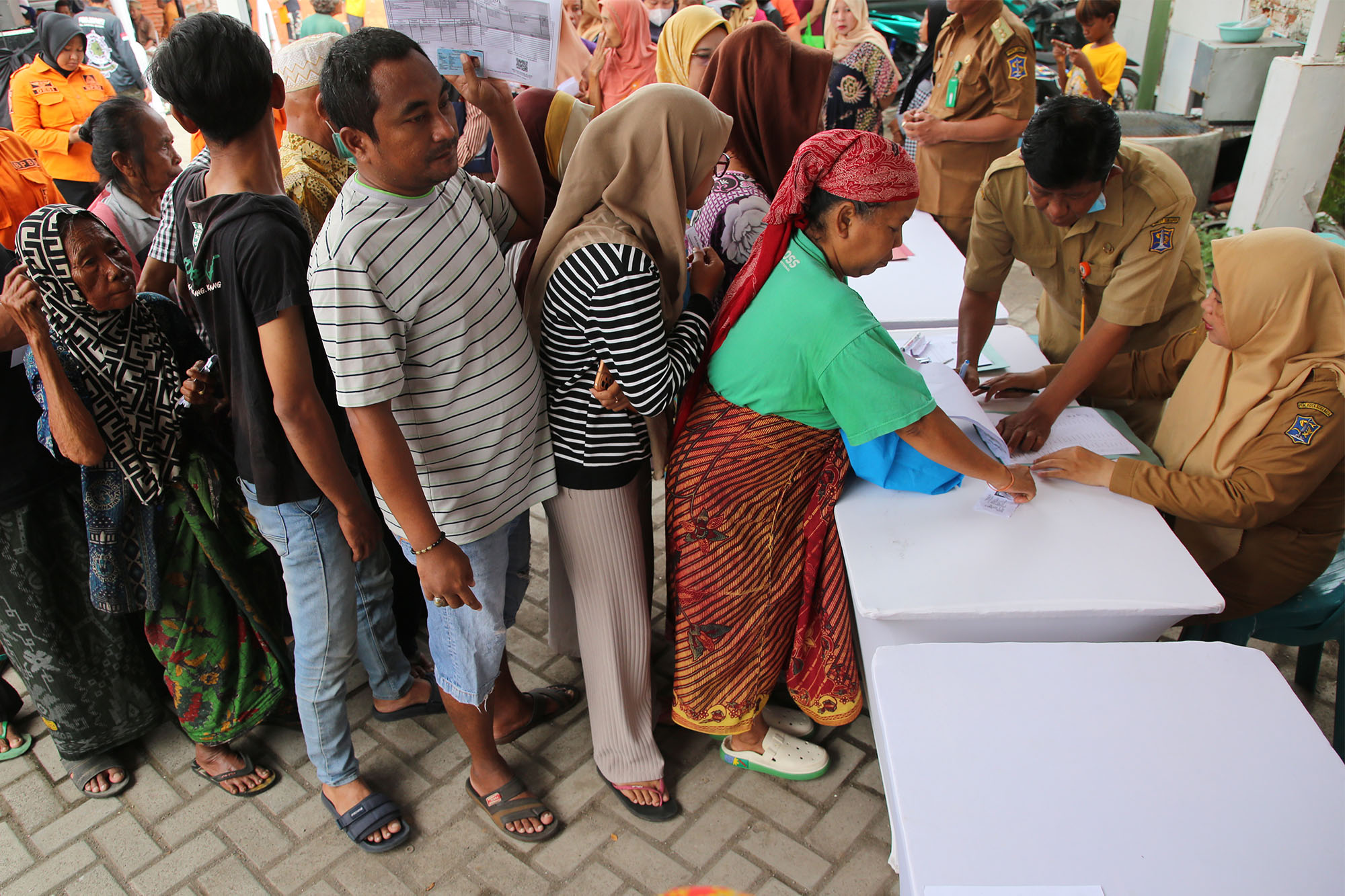 Ilustrasi pemberian bantuan sosial, DPRD Surabaya meminta pemkot untuk memprioritaskan warga local dalam layanan sosial.