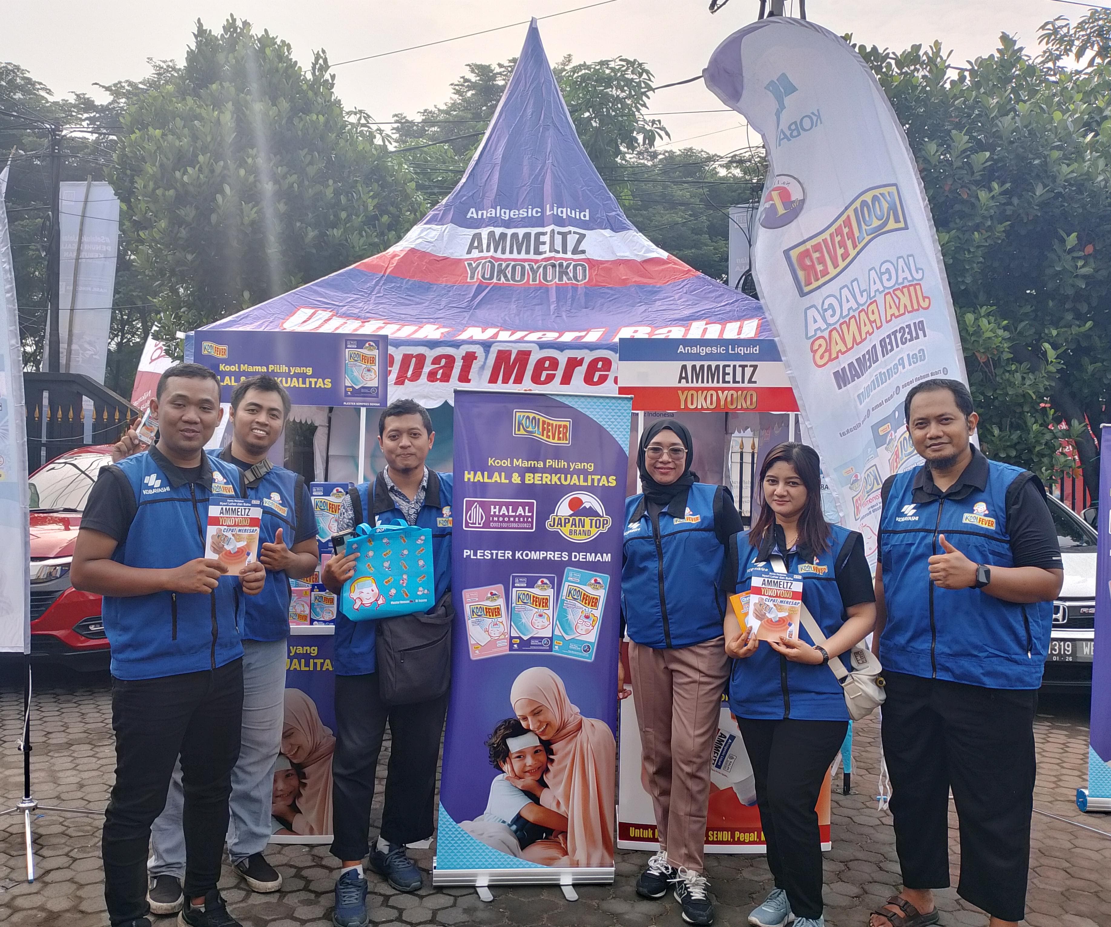 DUKUNGAN: Stan produk PT Kobayashi dalam Mudik Gratis 2025 bersama Radar Surabaya di halaman Universitas Bhayangkara (Ubhara) Surabaya, Jumat (28/3).