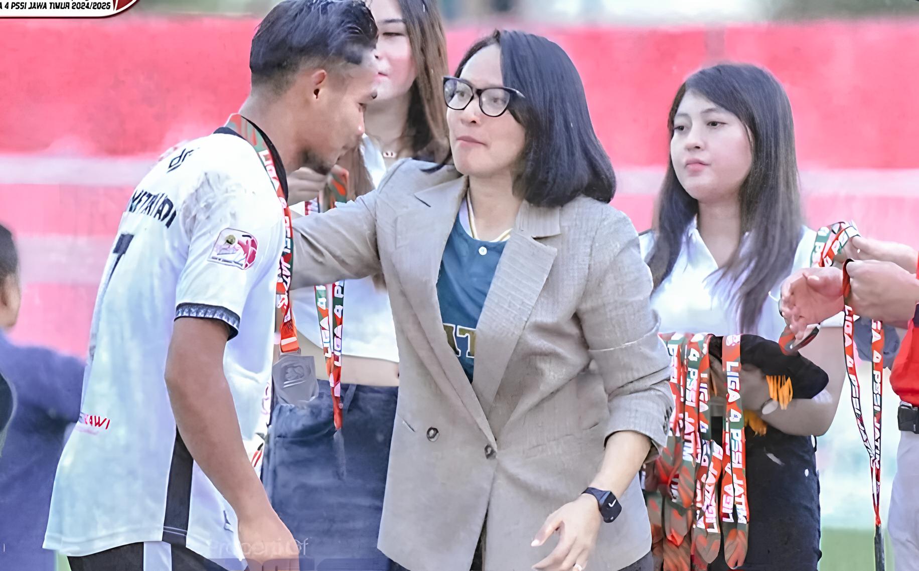 Dyan Puspito Rini saat awarding Liga 4 Jawa Timur, Februari lalu.