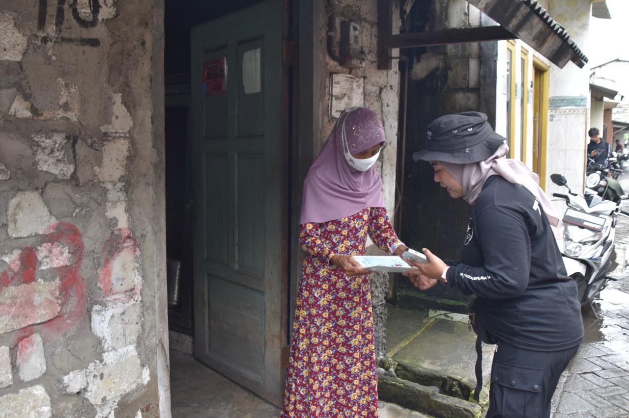 Petugas Satpol PP Kota Surabaya saat mensosialisasikan penertiban kepada warga penghuni bangunan liar di aliran sungai Kalianak beberapa waktu lalu.&nbsp;