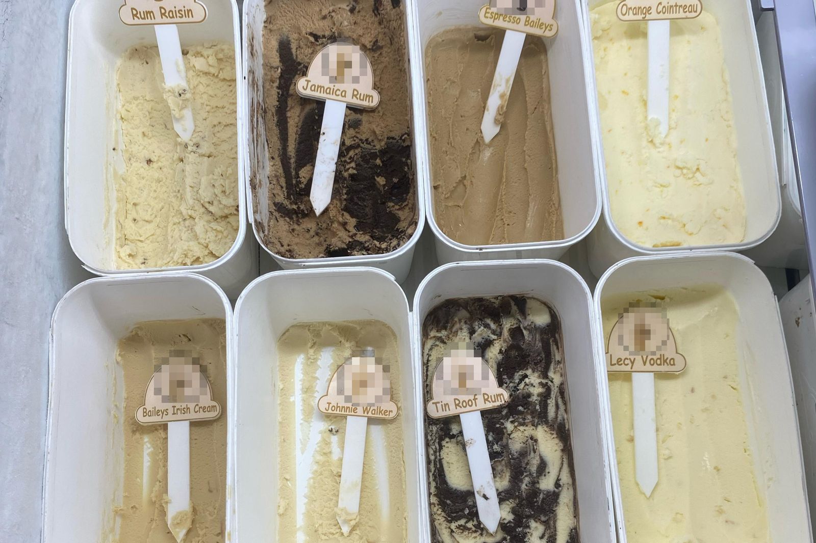 Es krim yabg diduga mengandung alkohol dan dijual di salah satu stan di mal kawasan Surabaya Barat.