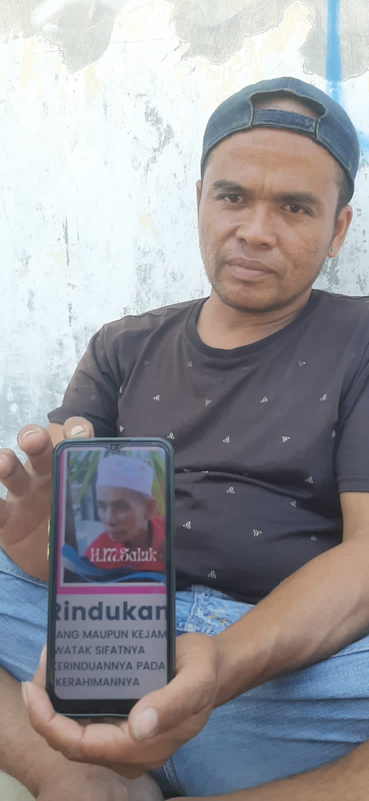 Hartono menunjukkan foto pamannya semasa hidup. (MAHRUS/RADAR SURABAYA)