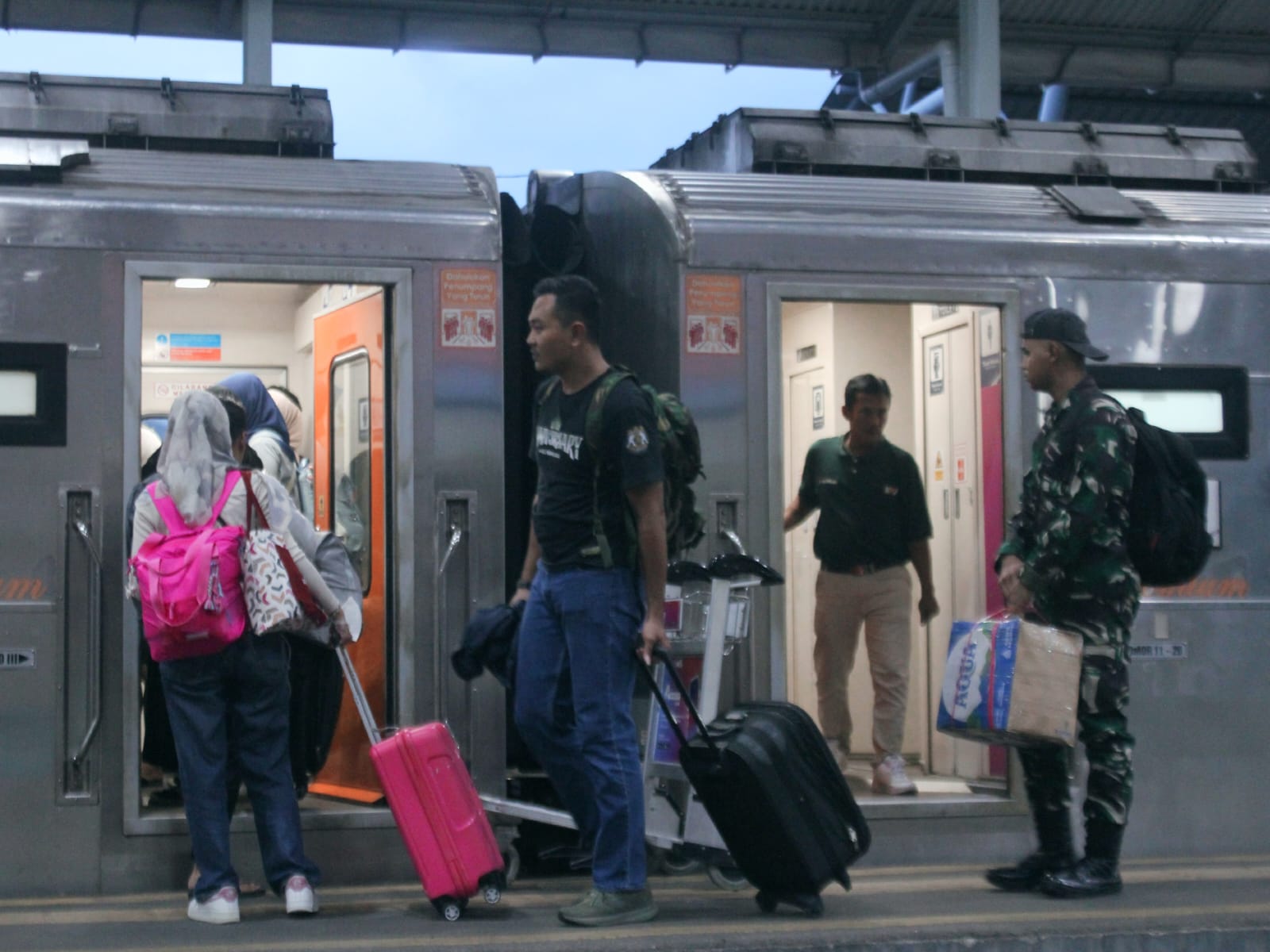 MENDOMINASI: Para penumpang memadati Stasiun Surabaya Pasar Turi, pada masa arus balik lebaran 2025.