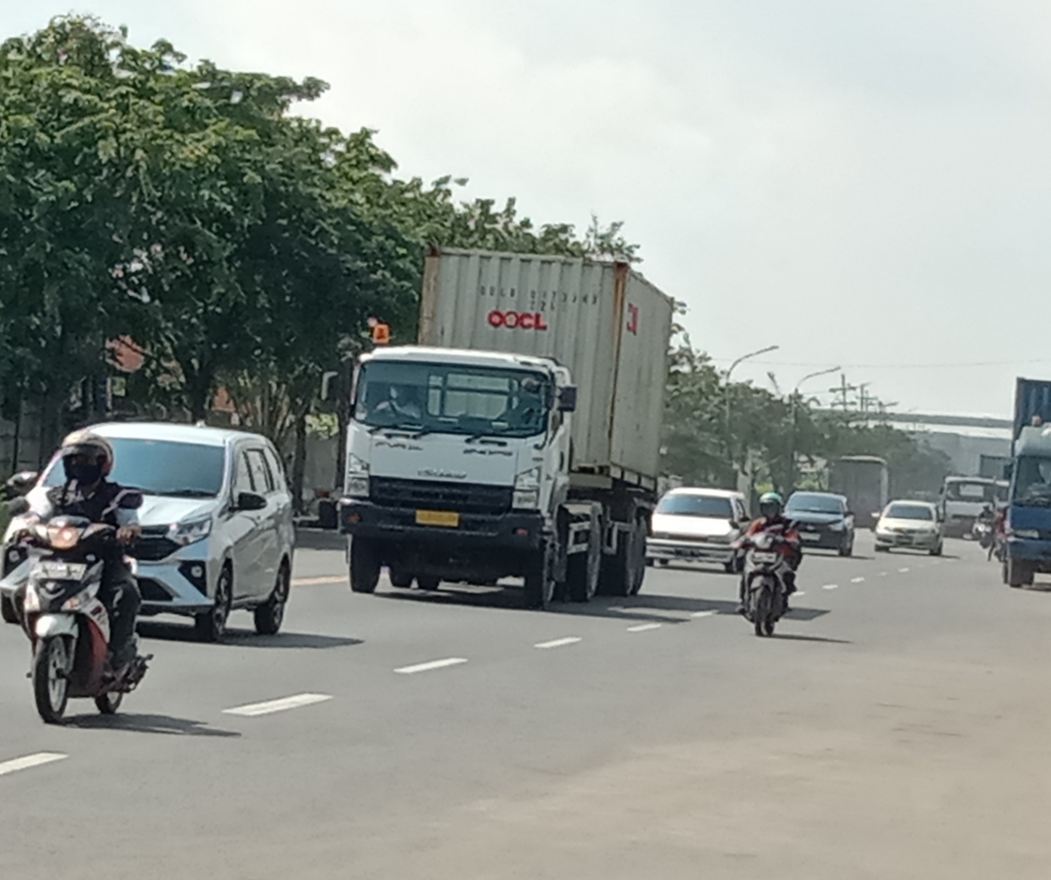 BALIK: Pengendara bermotor di pintu masuk kota Surabaya, Romokalisari-Greges mulai meningkat pasca libur lebaran.
