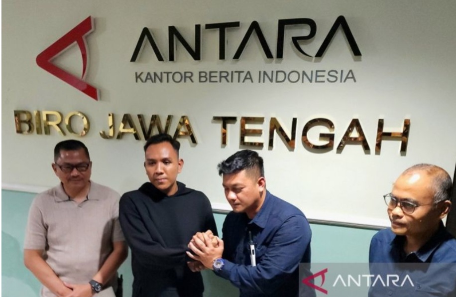 Ipda E, oknum anggota tim pengamanan protokoler Kapolri Jenderal Pol Listyo Sigit Prabowo menyampaikan permohonan maaf kepada Makna Zaesar disaksikan oleh Kabid Humas  Kombes Pol Artanto.