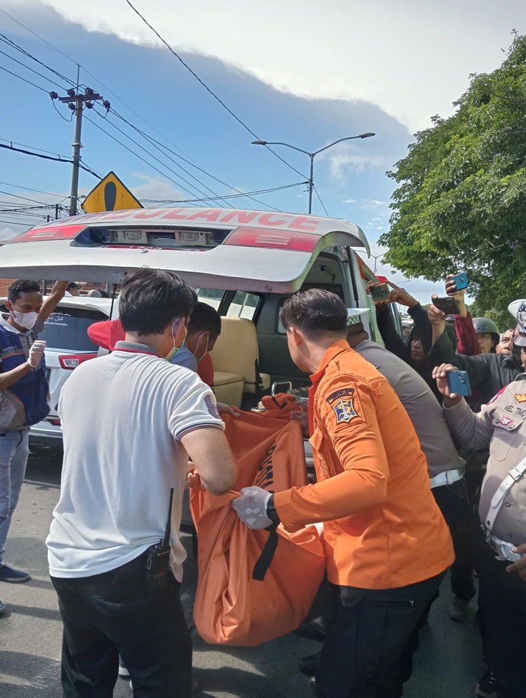 Evakuasi korban kecelakaan di Kedung Cowek, Surabaya. (IST)