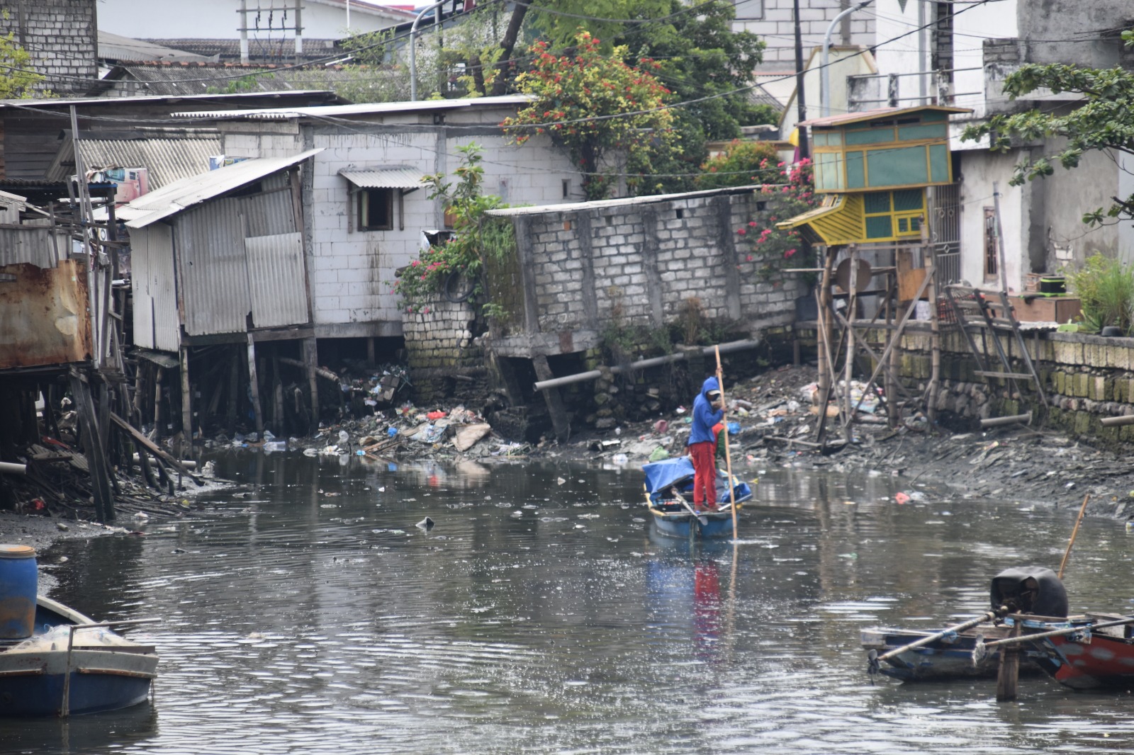 RAWAN BANJIR: Kondisi bantaran sungai Kalianak yang penuh dengan bangunan liar.