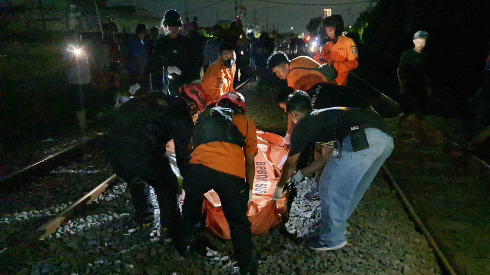 Petugas mengevakuasi mayat Johny Arnol Rampen untuk dibawa ke RSUD dr Soetomo. (IST)