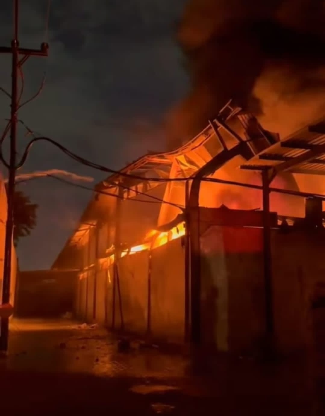 Kebakaran di gudang produksi sandal Tanjungsari Surabaya. (IST)