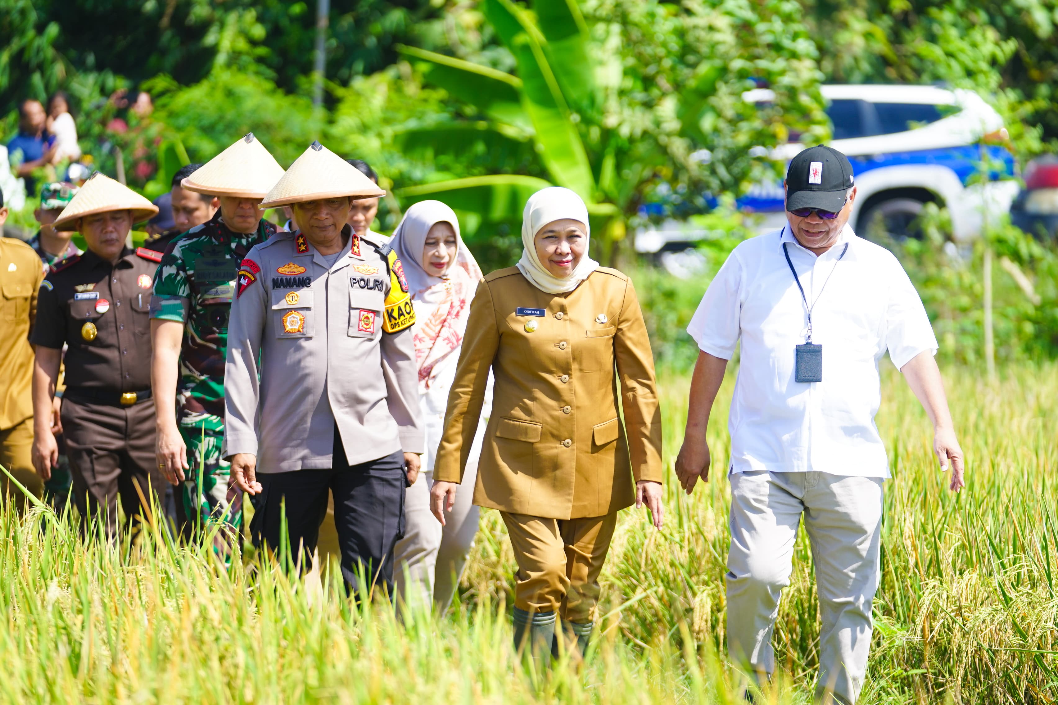 Gubernur Jatim Khofifah Indar Parawansa saat memimpin pelaksanaan Panen Raya Padi Serentak di 37 kabupaten/kota se-Jawa Timur.