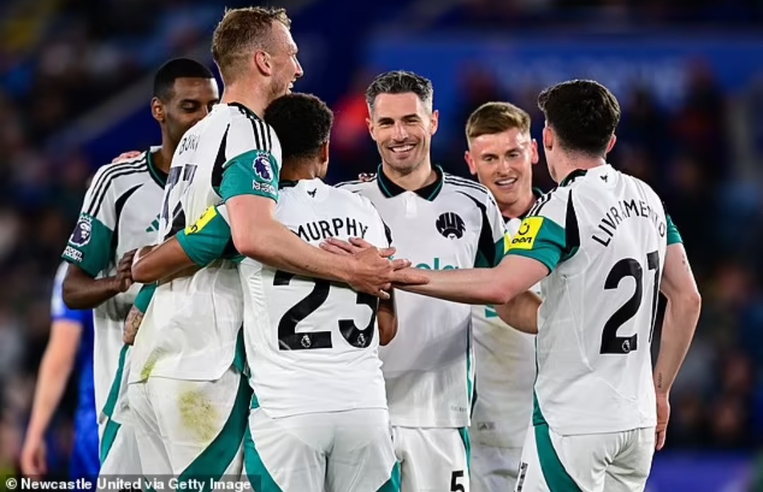Newcastle United menghidupkan kembali harapan mereka untuk lolos ke Liga Champions setelah kemenangan gemilang 3-0 melawan Leicester City.