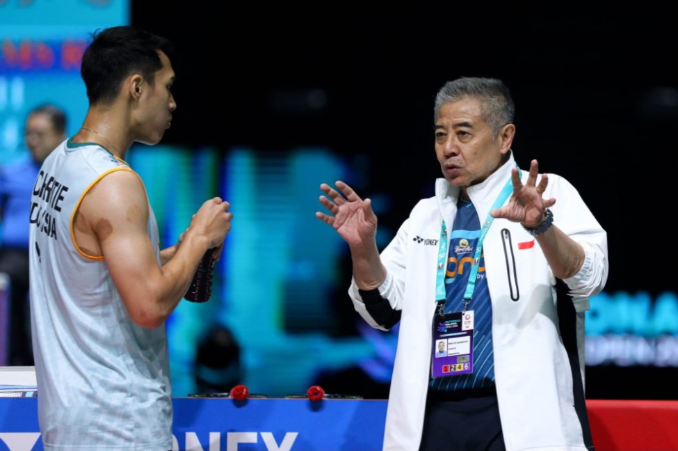 Mulyo Handoyo saat memberikan instruksi kepada Jonatan Christie.