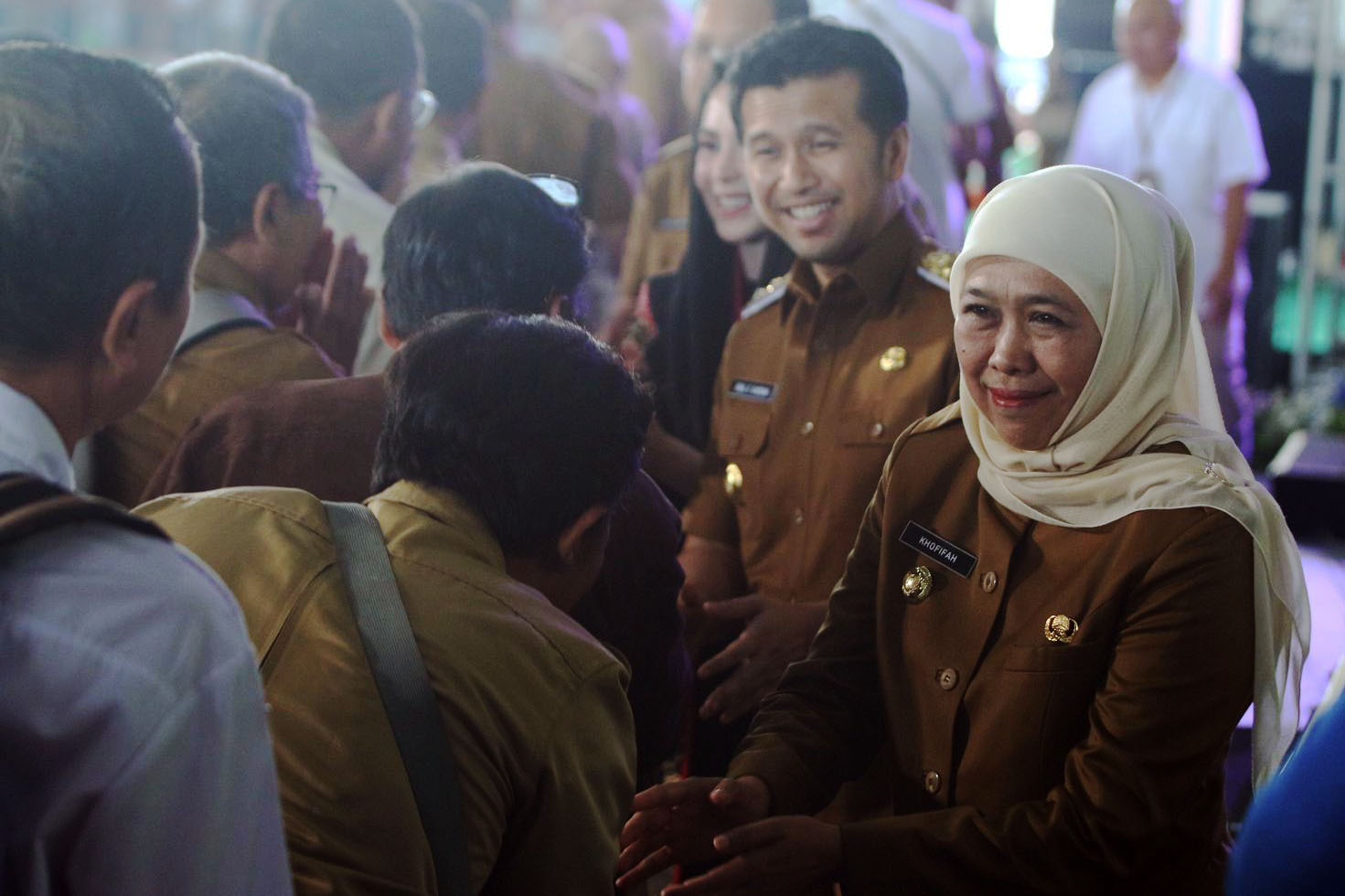 Gubernur Jatim Khofifah Indar Parawansa didampingi Wagub Jatim Emil Dardak menggelar halal bihalal dengan 10 ribu ASN di lingkungan Pemprov Jatim.