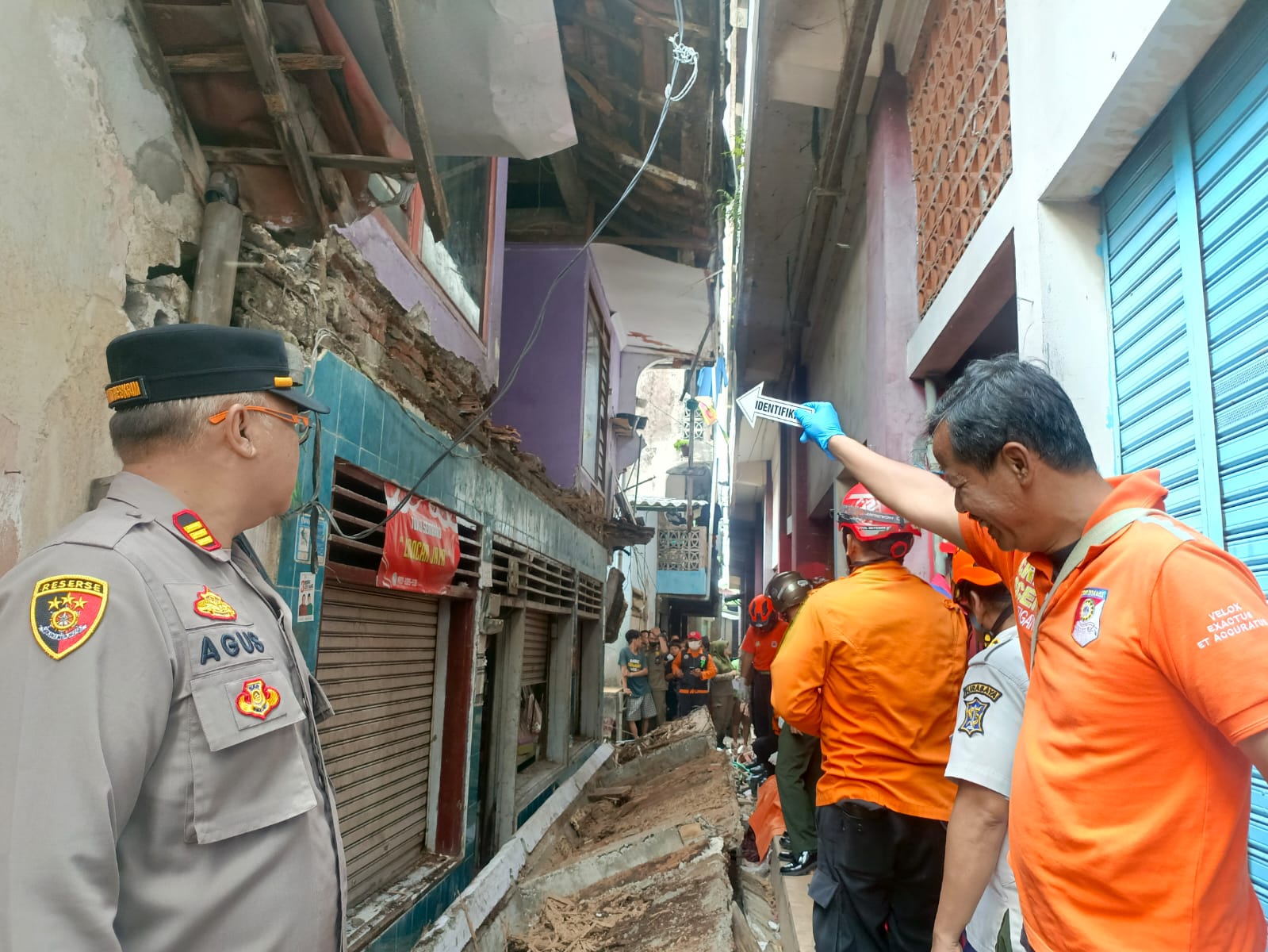 Lokasi ambruknya balkon di dekat kawasan Pasar Putat Jaya, Surabaya. Seorang difabel tewas. (IST)