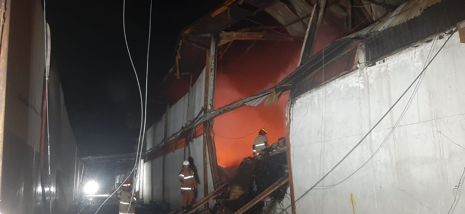 MENYALA: Kondisi gudang sandal Ardiles saat terbakar. (MAHRUS/RADAR SURABAYA)