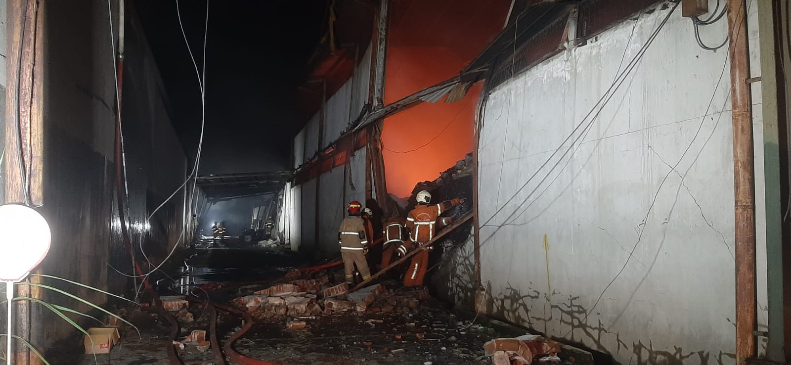 BELUM PADAM: Kondisi kebakaran di gudang sepatu Ardiles. (MAHRUS/RADAR SURABAYA)
