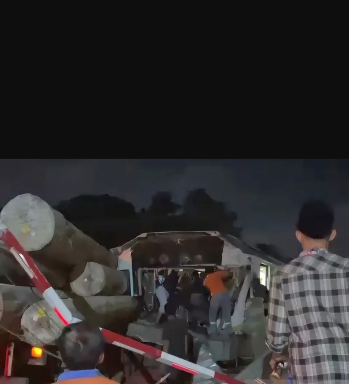 Kecelakaan maut antara kereta Commuter Line Jenggala dan truk pengangkut kayu gelondongan terjadi di perlintasan sebidang JPL 11 antara Stasiun Indro dan Kandangan, Gresik. (IST)