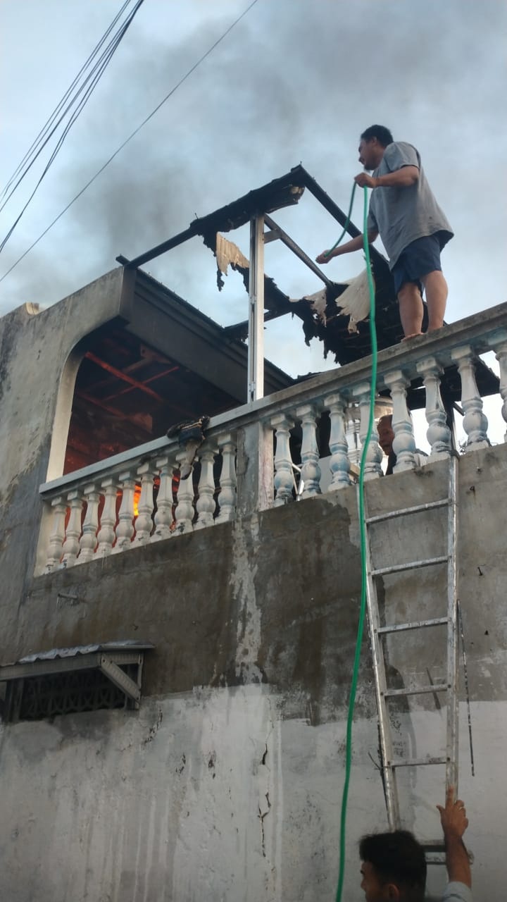 Rumah di Sidotopo Wetan Baru Surabaya terbakar, Rabu (9/4). (SURYANTO/RADAR SURABAYA)