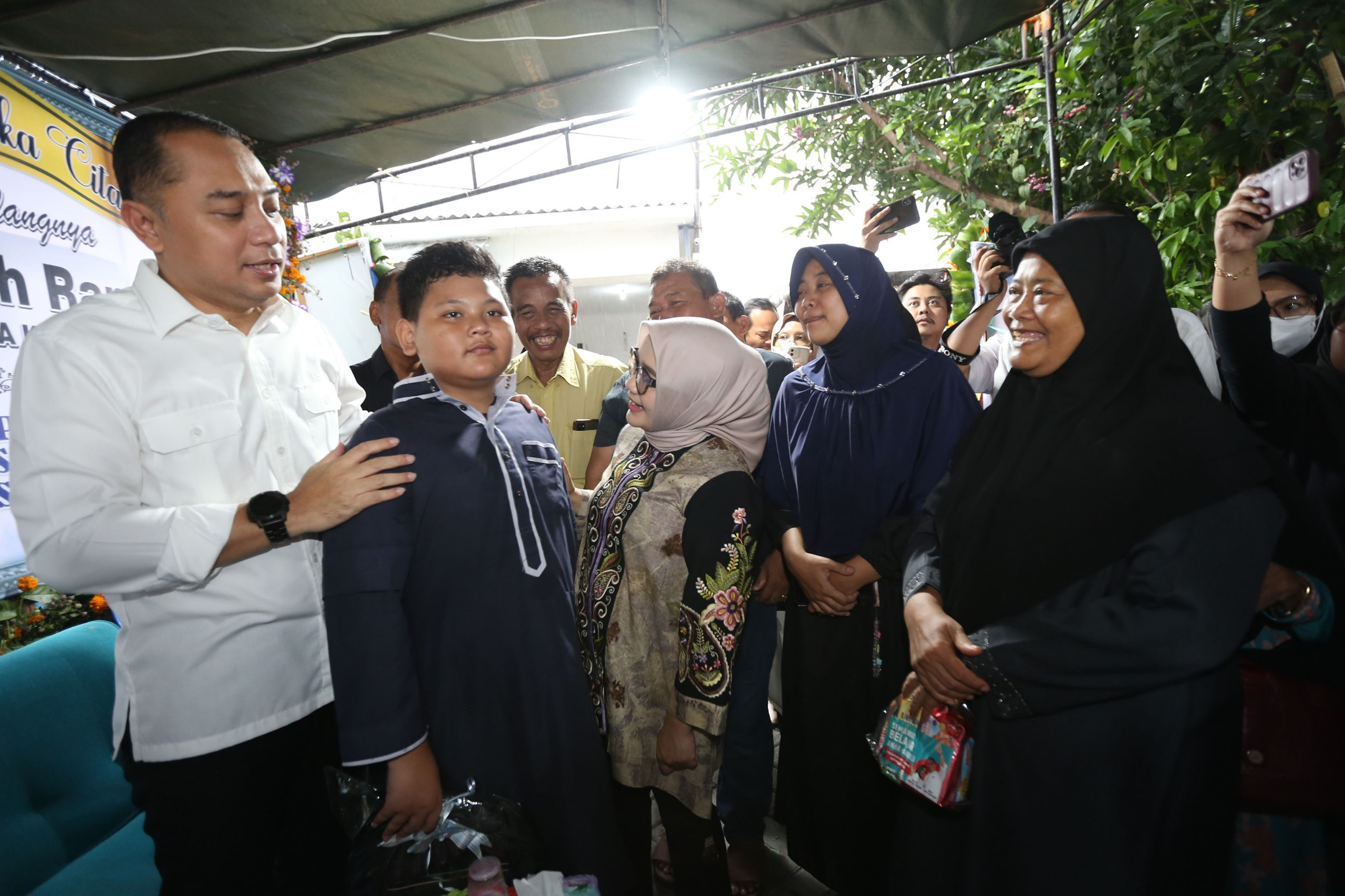 Wali Kota Surabaya Eri Cahyadi saat mengunjungi keluarga masinis korban kecelakaan kereta api di rumah duka di Sidotopo, Surabaya.&nbsp;