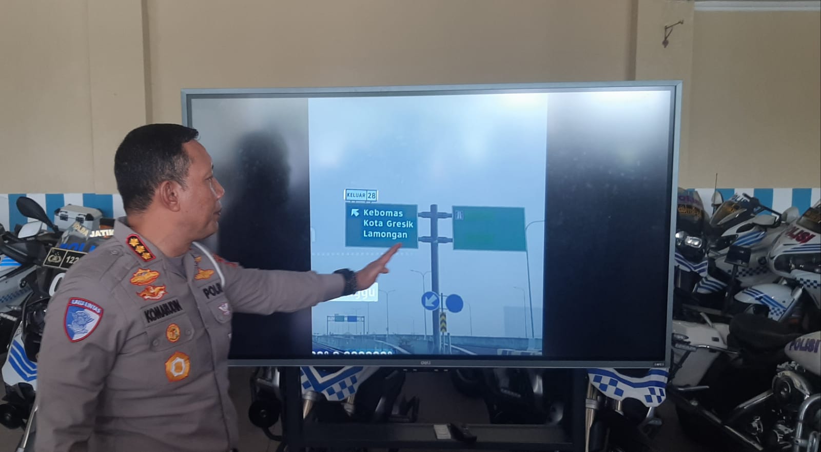Dirlantas Polda Jatim Kombes Pol Komarudin memaparkan kronologi laka lantas di Tol Krian Gresik. (MAHRUS/RADAR SURABAYA)