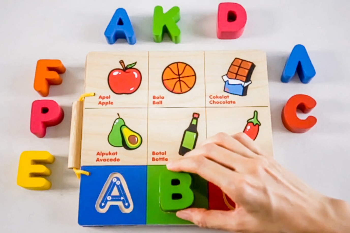 DUA BAHASA: Alphabet Wooden Book Bilingual merupakan permainan edukatif untuk mengajarkan anak tentang Alfabet.