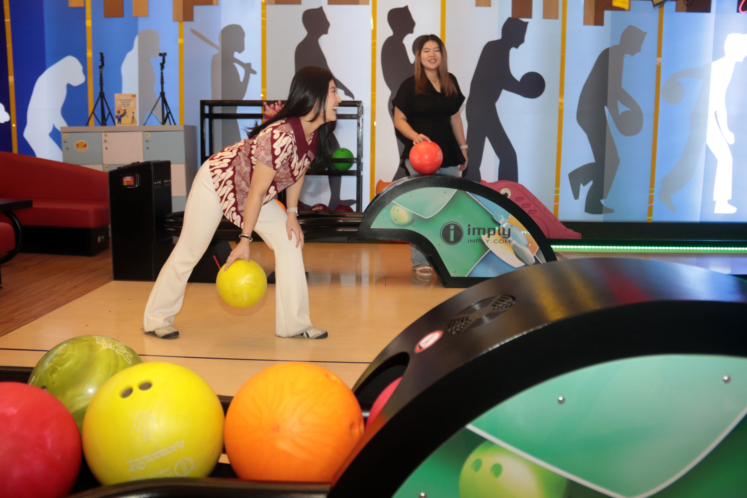 Christa Bella (kanan) bermain bowling bersama rekannya di Ciputra World Surabaya, Kamis (10/4).