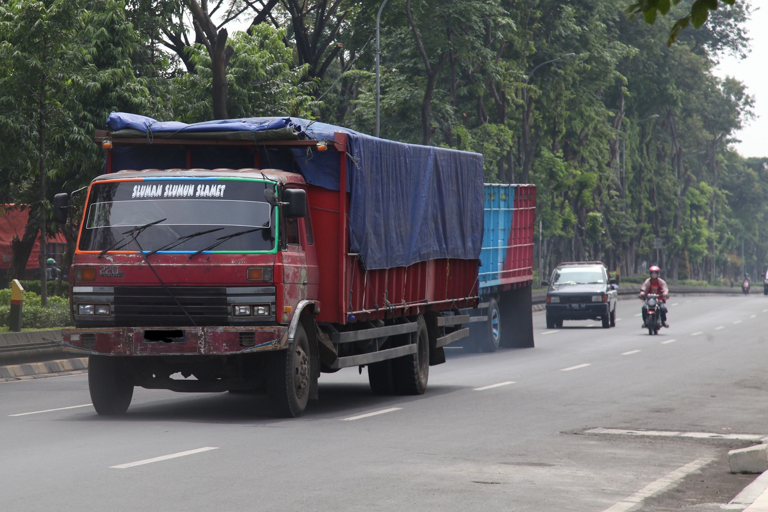 Berdasarkan data BPS, dari sekitar 180 ribu unit truk yang beredar di Surabaya, 13 ribu diantaranya adalah kendaraan keluaran tahun 1990 atau lebih tua.