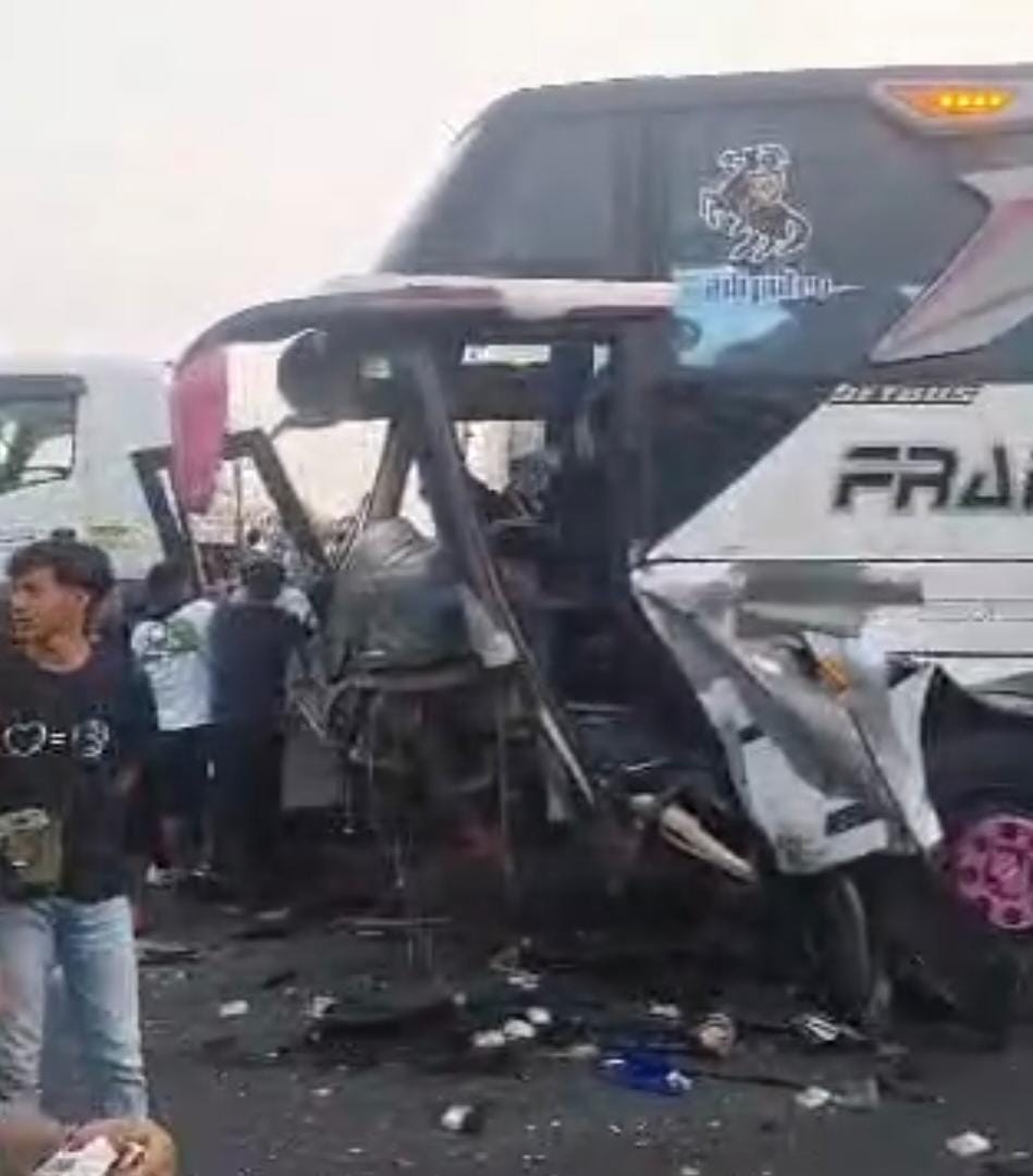 RINGSEK: Kondisi bus yang ditunpangi suporter Persebaya usai kecelakaan.