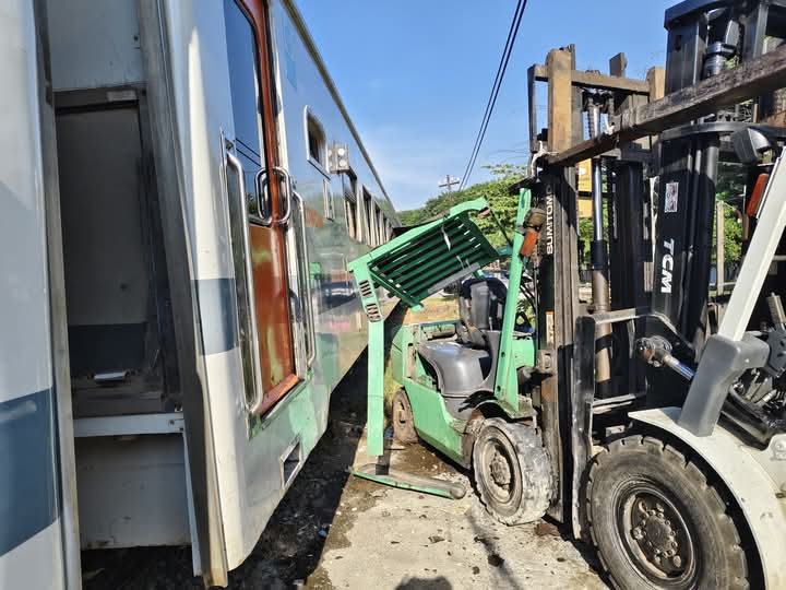 Hancur : Sebuah Forklip hancur terserempet gerbong kereta api Jenggala.
