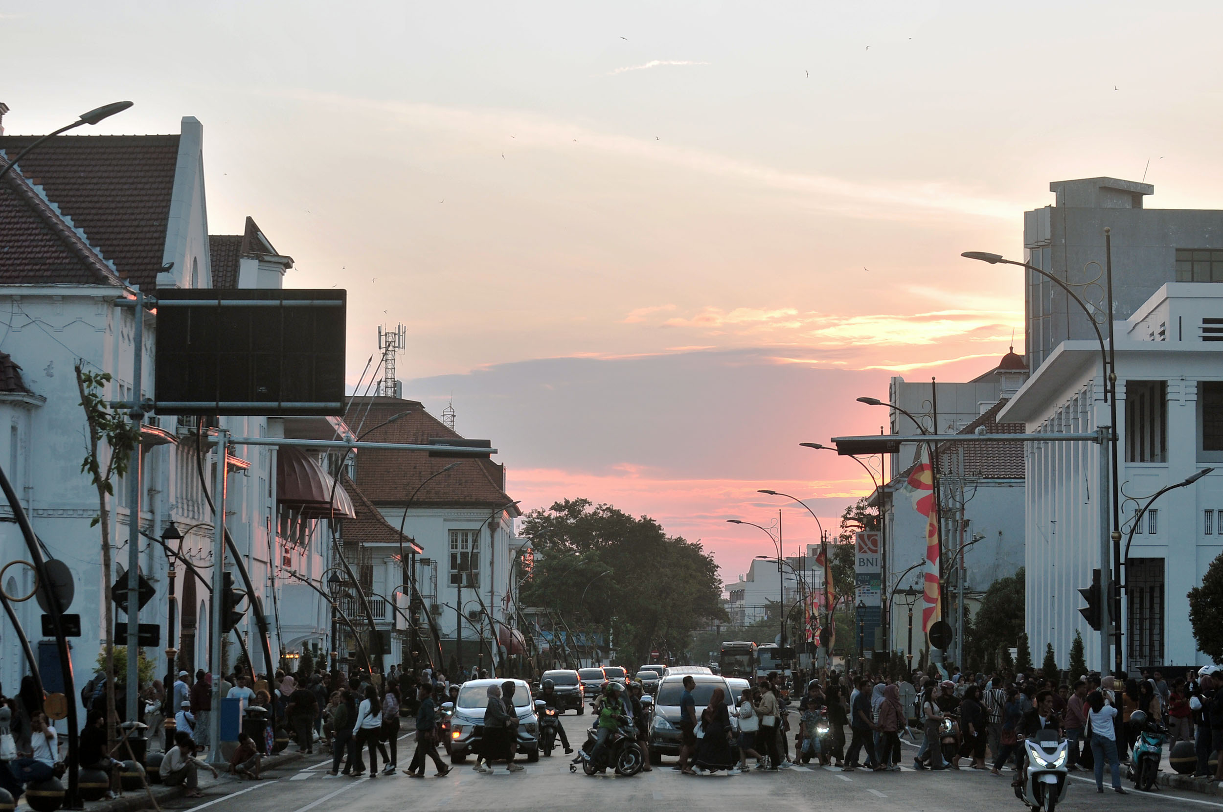 Ilustrasi pejalan kaki yang menyebrang jalan di kawasan kota lama, di tengah lalu lintas kendaraan bermotor yang padat.