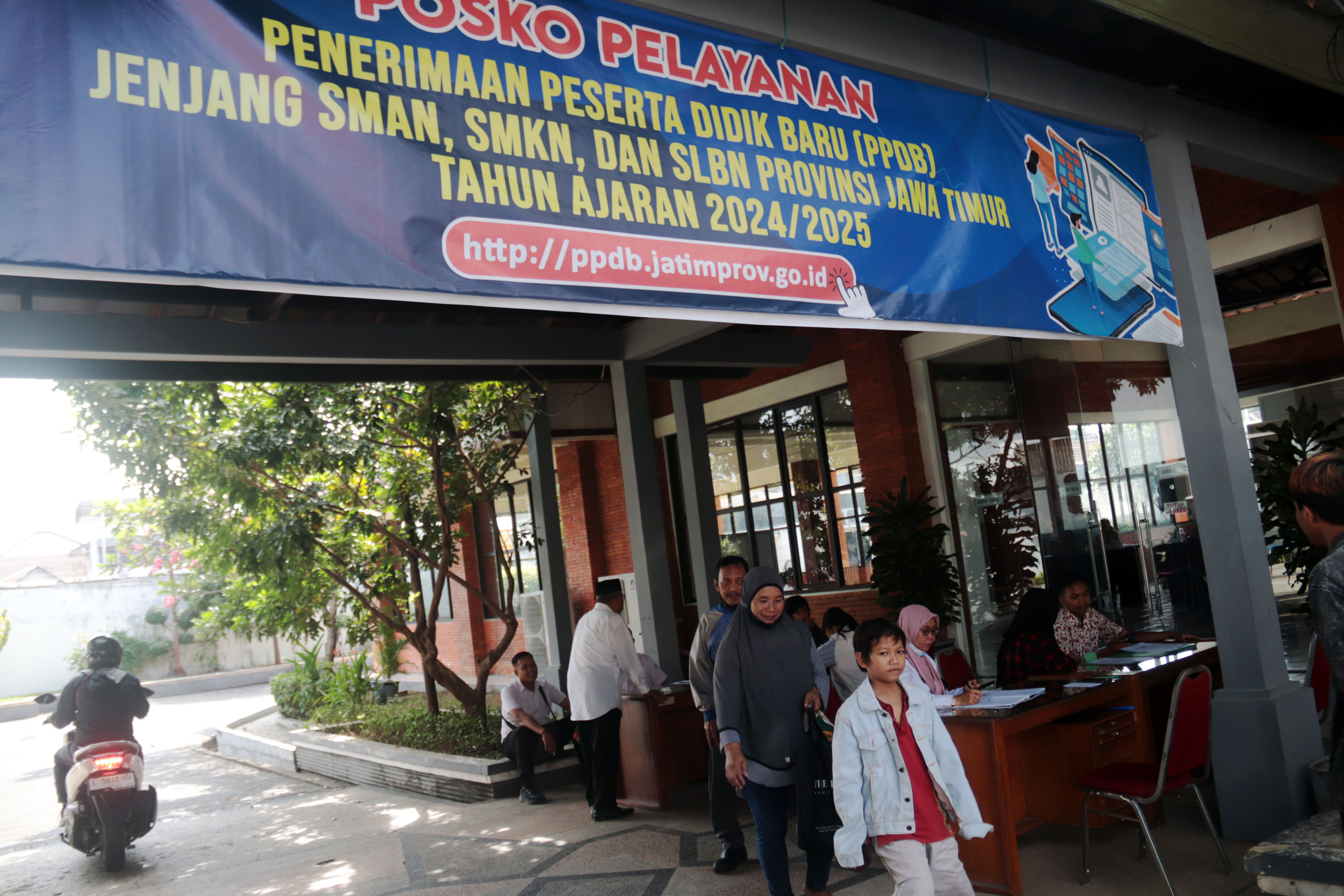 PERLU SOLUSI: Posko PPDB SMA/SMK di Jawa Timur tahun ajaran 2024/2025 lalu.
