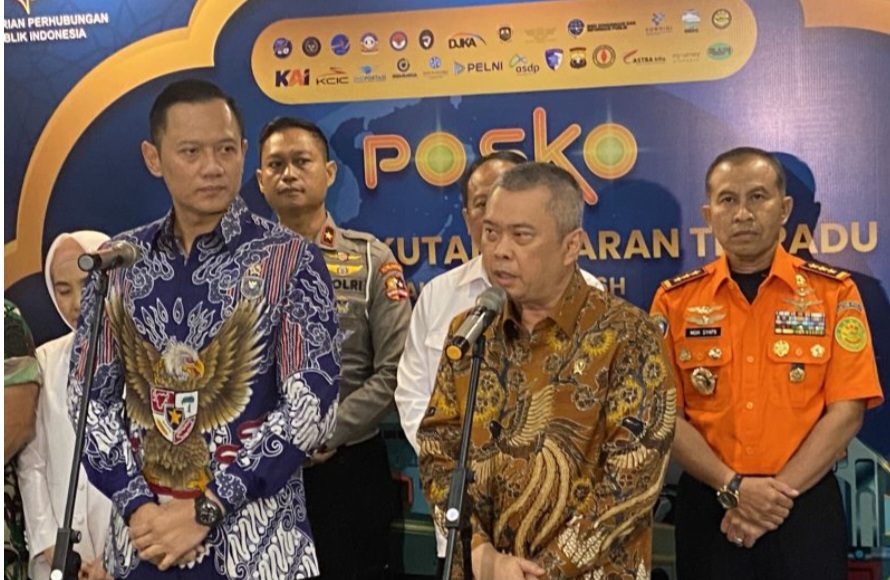 Menteri Perhubungan (Menhub) Dudy Purwagandhi (kanan) bersama Menteri Koordinator Bidang Infrastruktur dan Pembangunan Kewilayahan Agus Harimurti Yudhoyono (AHY) saat konferensi pers.