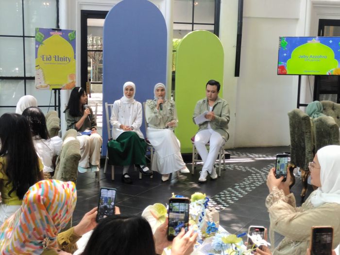 AKRAB: Halal bihalal yang digelar Viva Muda bertajuk It&rsquo;s Time for Eid Unity di Griffon Caf&eacute; and Lounge Surabaya, Sabtu (12/4), berlangsung santai sekaligus akrab.