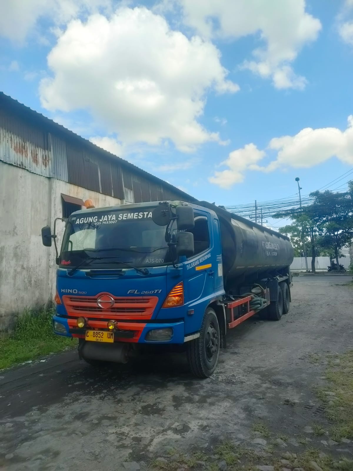 Pelaku dan barang bukti truk tangki diamankan Polsek Benowo Surabaya. (IST)