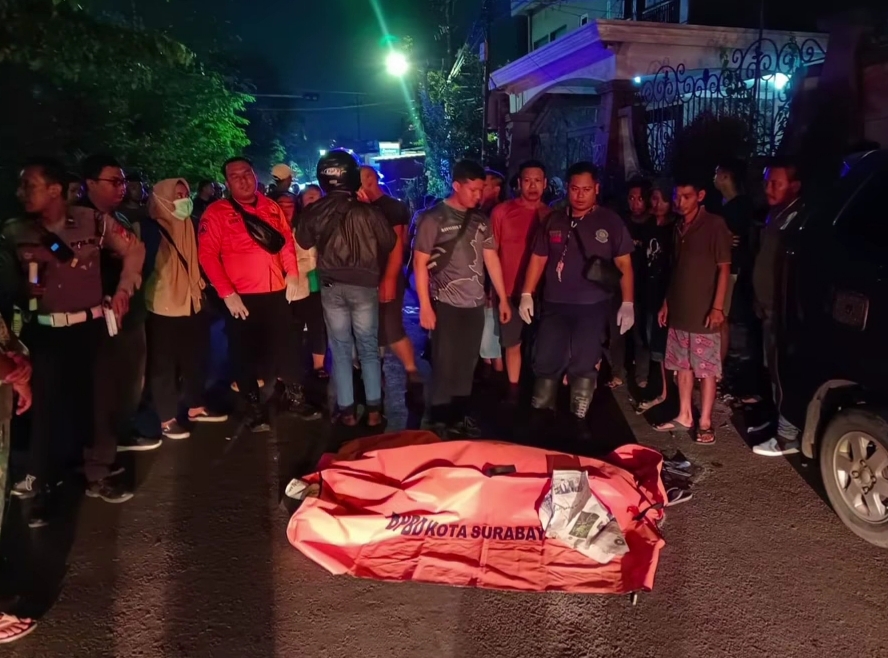 Jenazah korban kecelakaan dievakuasi di Gebang Putih Surabaya. (IST)