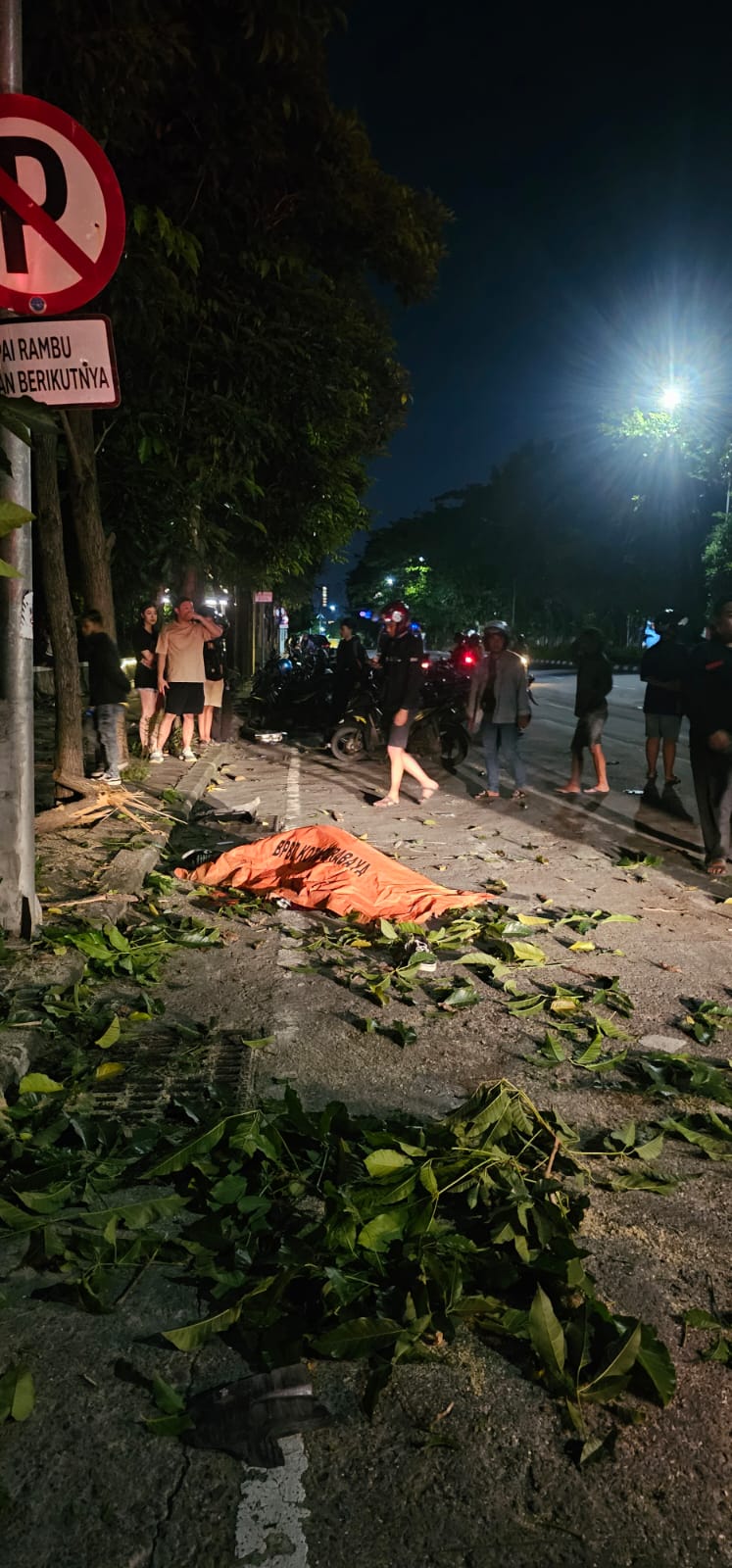 Satlantas Polrestabes Surabaya belum temukan SIM dan STNK pengemudi mobil BMW yang terlibat kecelakaan di Jalan Mayjen Sungkono, Surabaya. (IST)