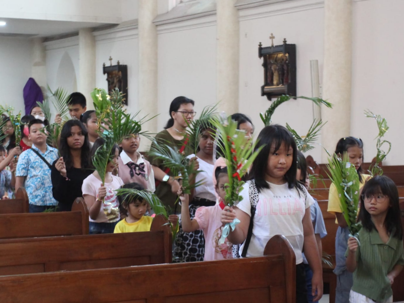 KHUSYUK: Umat Katolik saat menjalani Misa Minggu Palma di Gereja Katolik Kelahiran Santa Perawan Maria, Surabaya.
