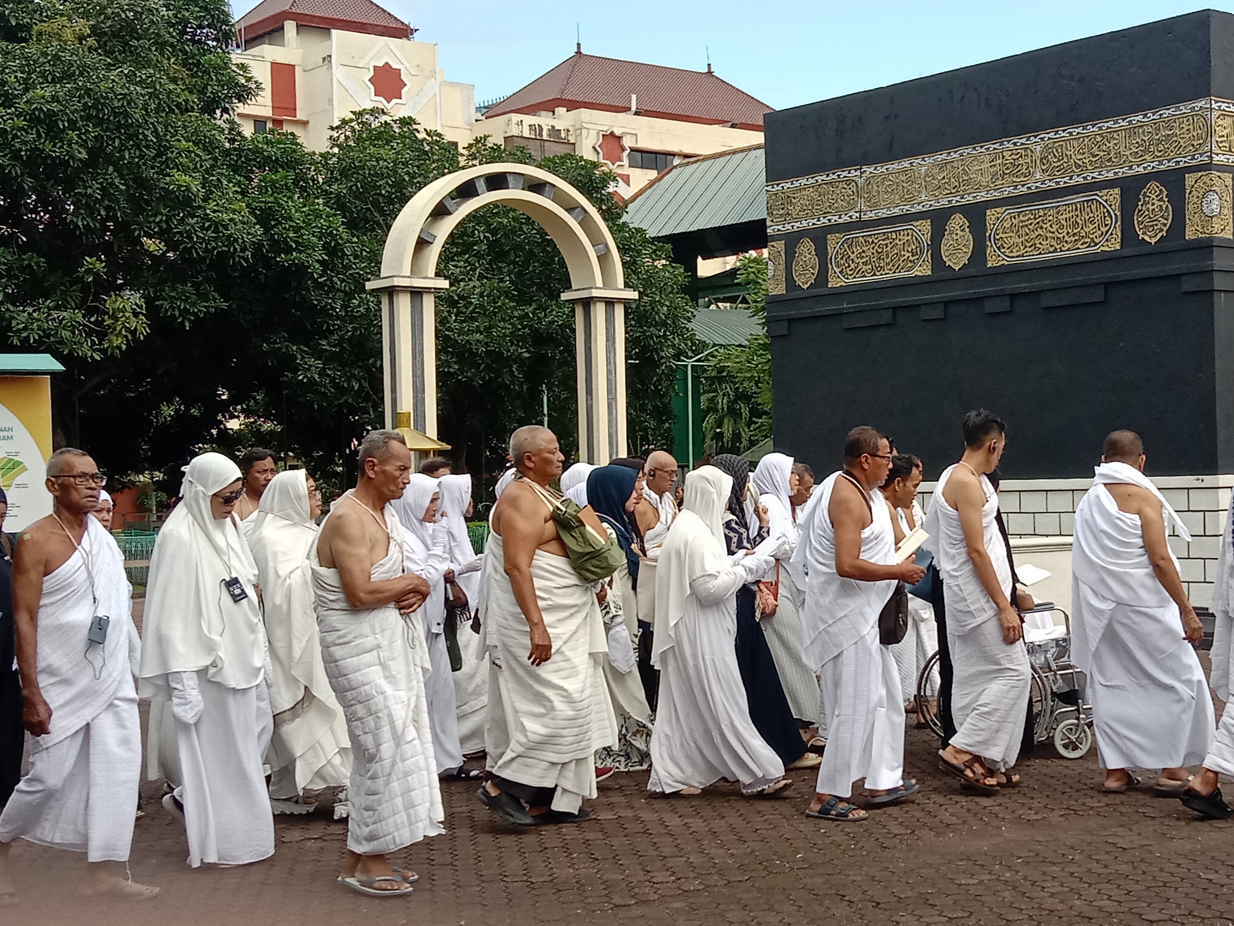 KHIDMAT: Jemaah haji mulai menggelar simulasi tawaf atau keliling ka