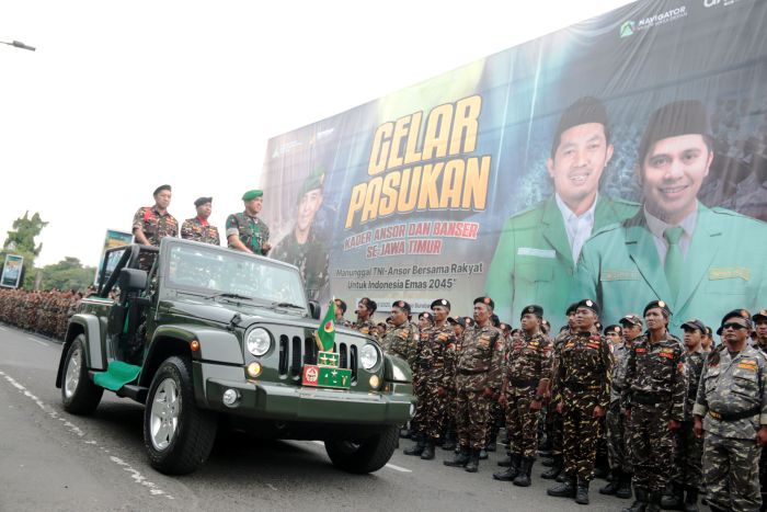 PIMPIN APEL: Pangdam V Brawijaya, Mayjen TNI Rudy Saladin didampingi Ketua Umum Banser, Addin Jauharudin dalam defile pasukan Ansor dan Banser yang digelar di JX International Surabaya, Minggu (13/4).