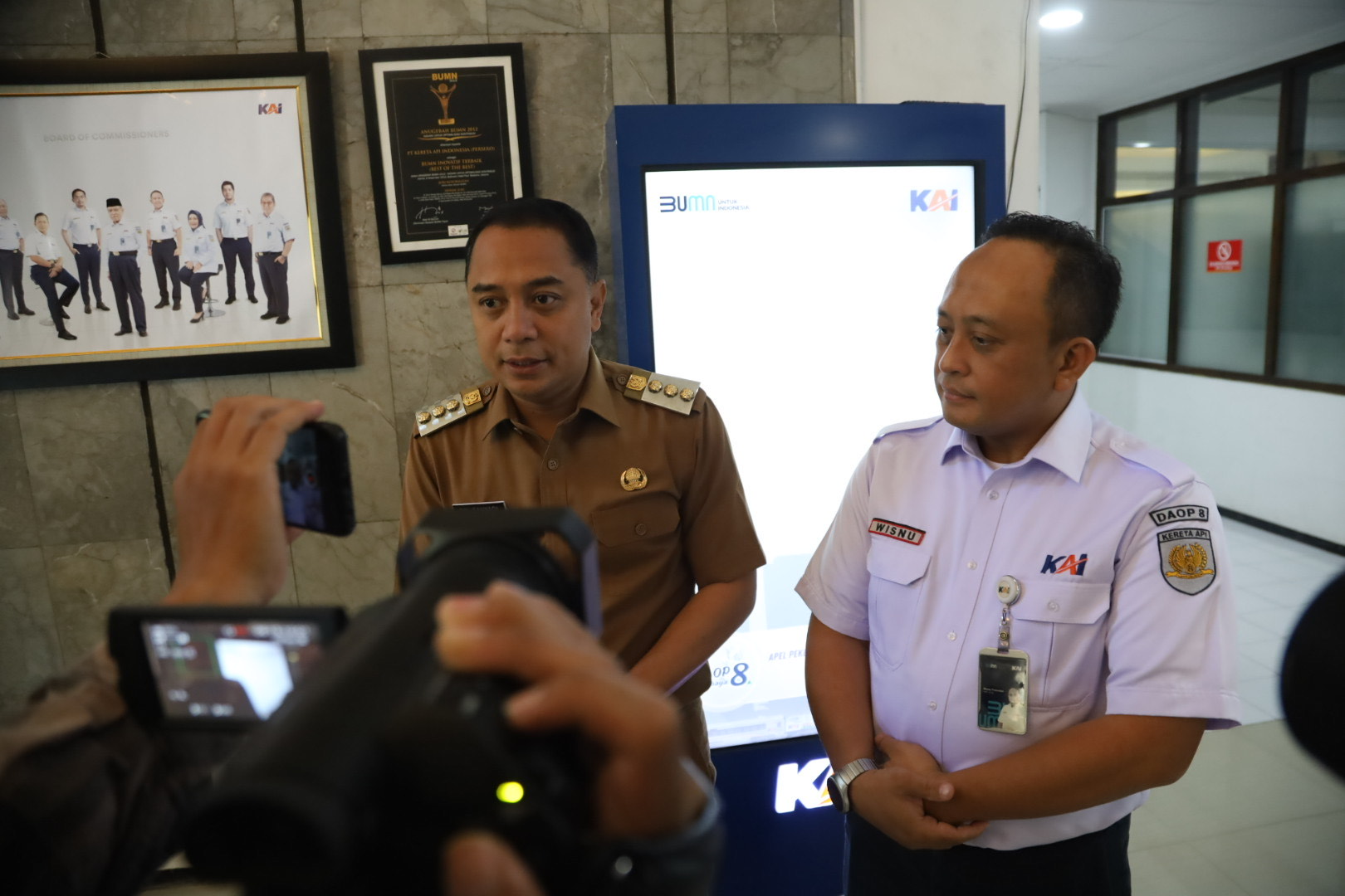 Wali Kota Eri Cahyadi dan Kadaop 8 KAI Surabaya.