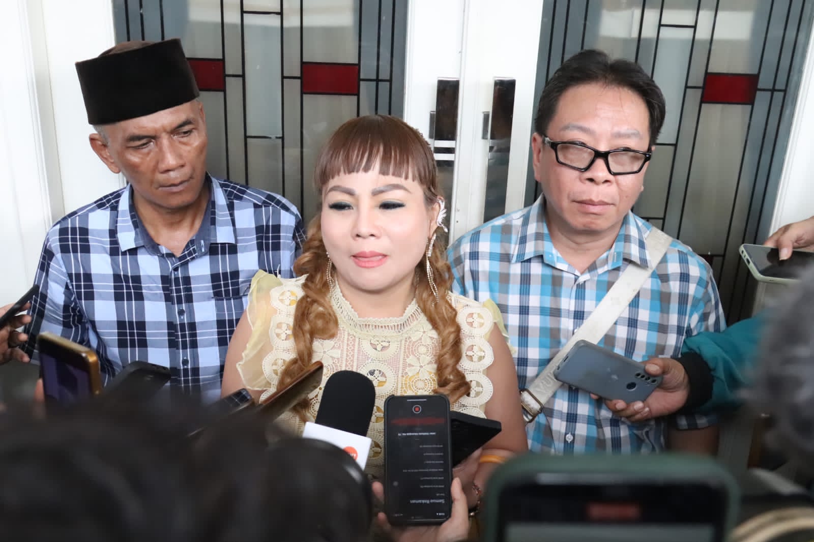 Han Jwa Diana Minta memberi keterangan kepada awak media seusai bertemu Wawali Surabaya Armuji. (SURYANTO/RADAR SURABAYA)